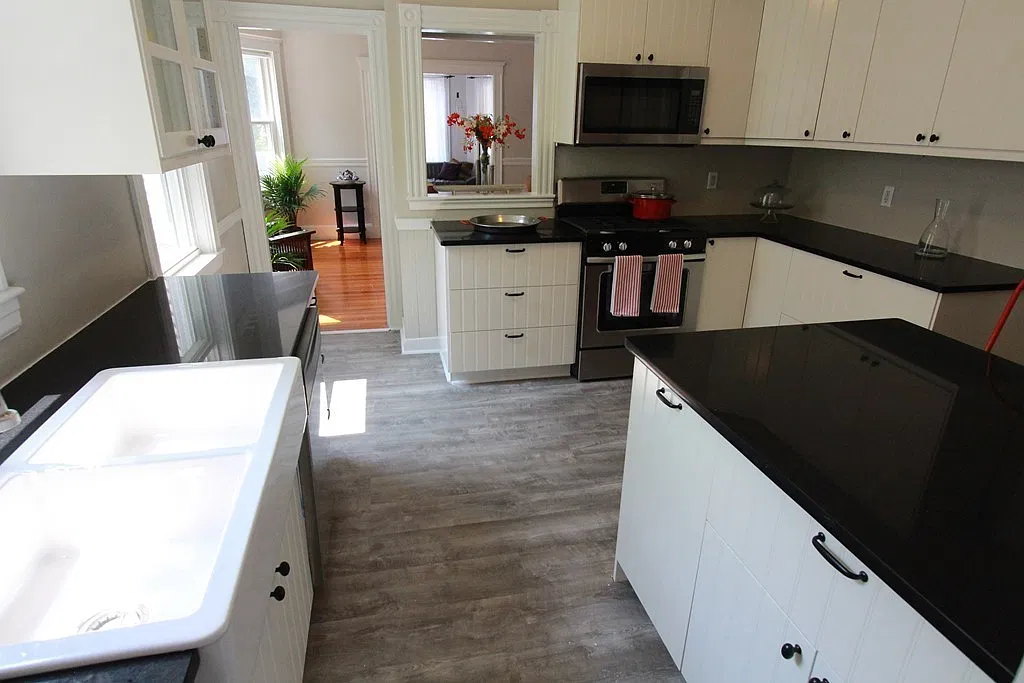 3 bed, 1200 sqft, $3,100 — Photo 2