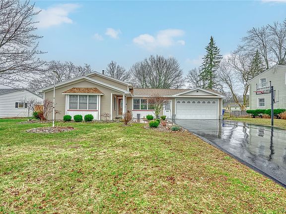 3rd image of 82 Mariposa Dr