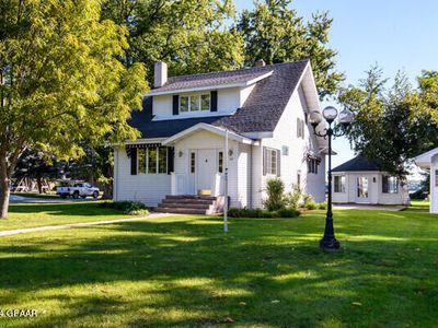 323 Franklin Ave, Larimore, ND, 58251