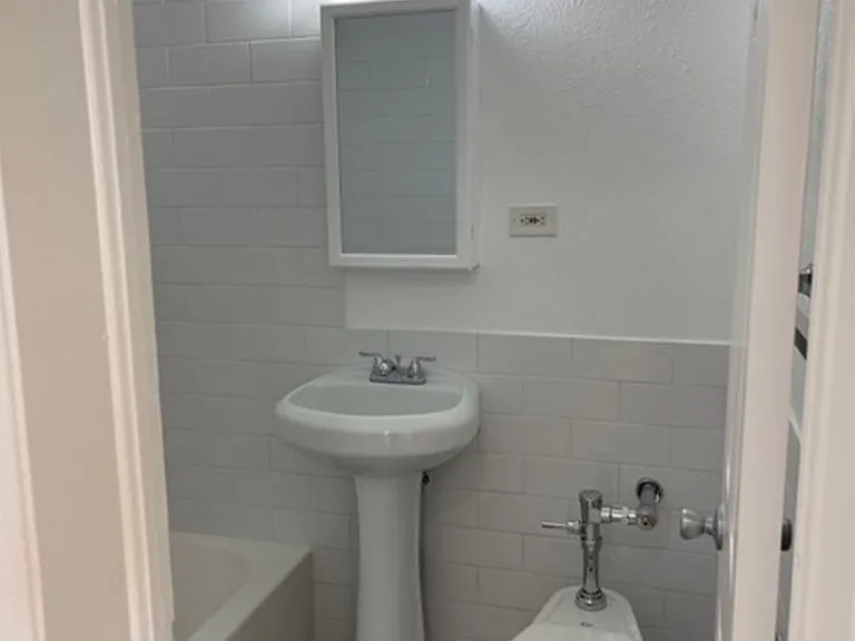 The Fern Flats - Newly Renovated in 2024 with in-unit Washer and Dryer! — Photo 29