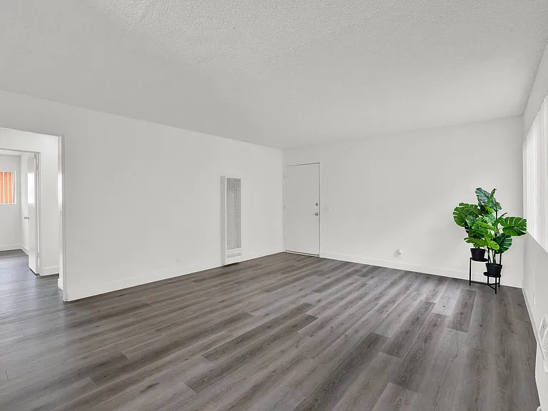 Sunset Square Apartments — Photo 26