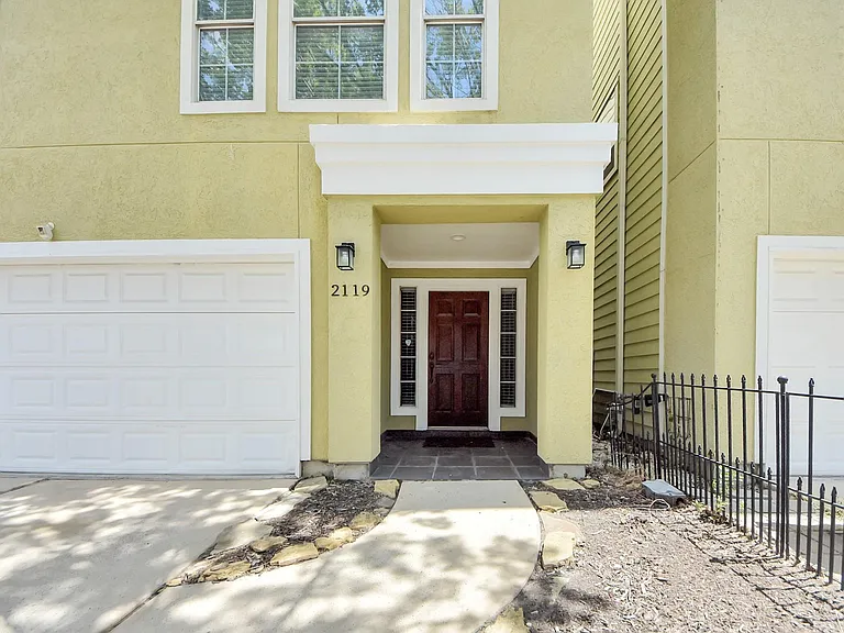 2119 Stuart St — Photo 3