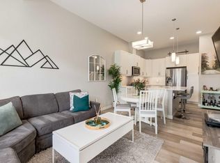 212 Crestbrook Cmn SW, Calgary, AB T3B 6L1