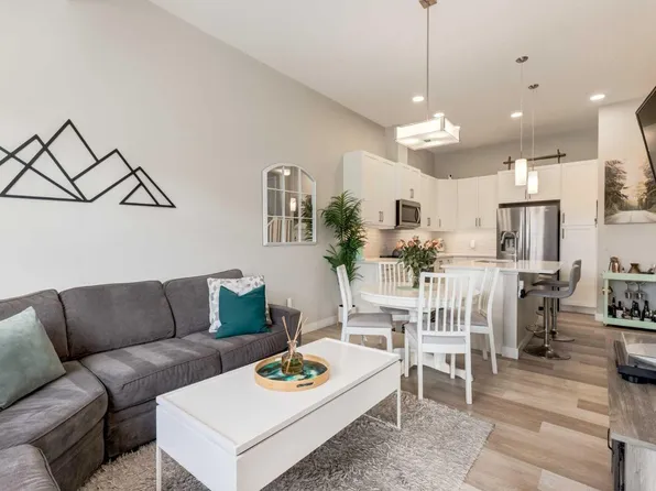 212 Crestbrook Cmn SW, Calgary, AB T3B 6L1