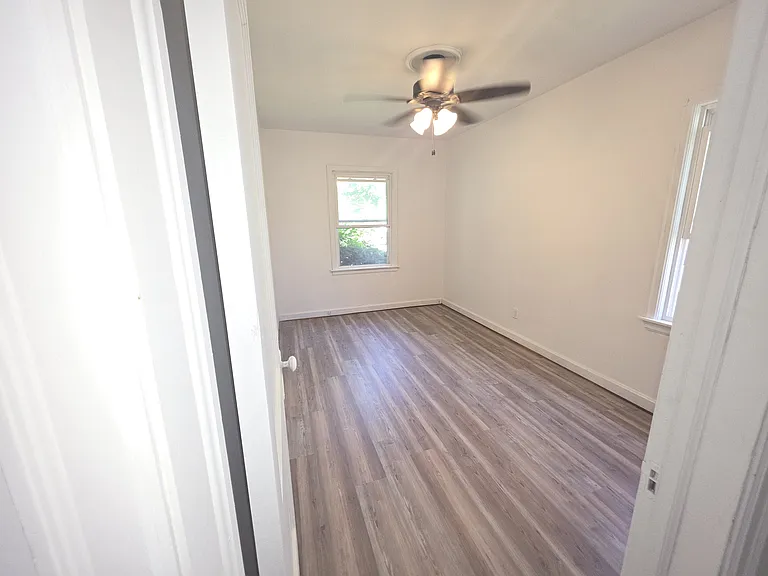 Bedroom 1 ( Main level)