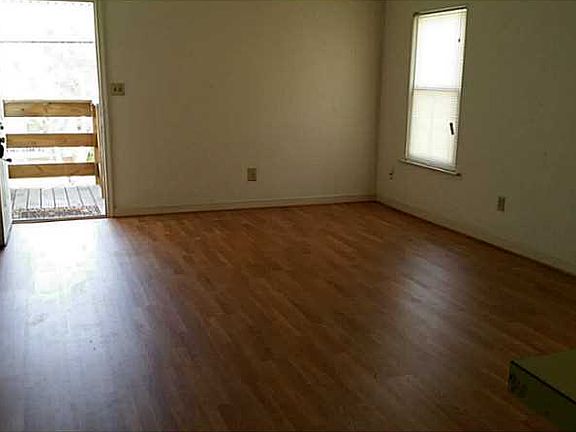 2nd image of 829 W 47th St