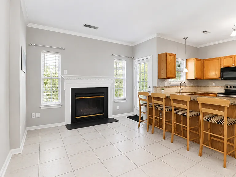 17819 Delmas Dr — Photo 3