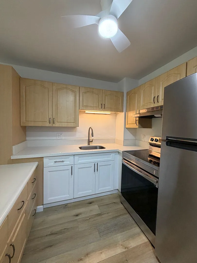 Newly Renovated! Spacious 1 Bed 1 Bath 1 Parking in Kukui Plaza! — Photo 3