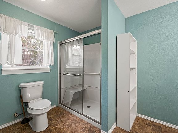 4th image of 498 Tamarack Dr #1