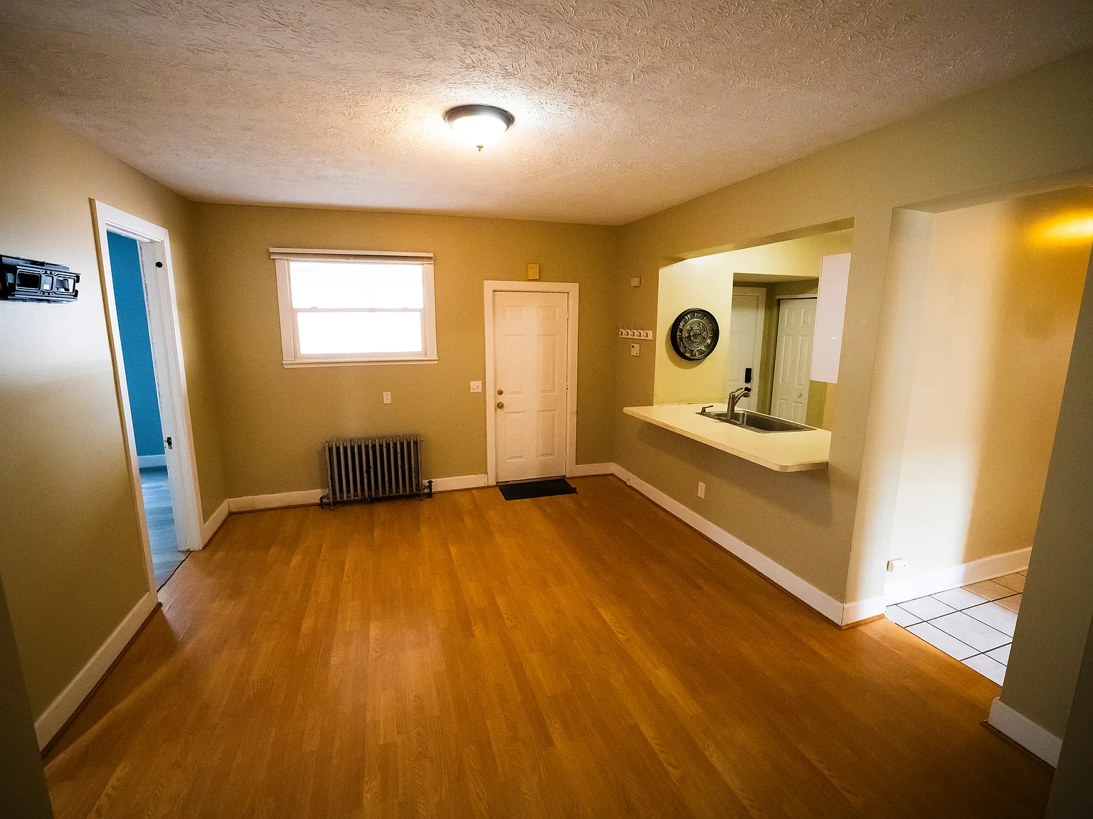 3 bed, 1.5 bath, 1300 sqft, $1,900 — Photo 2