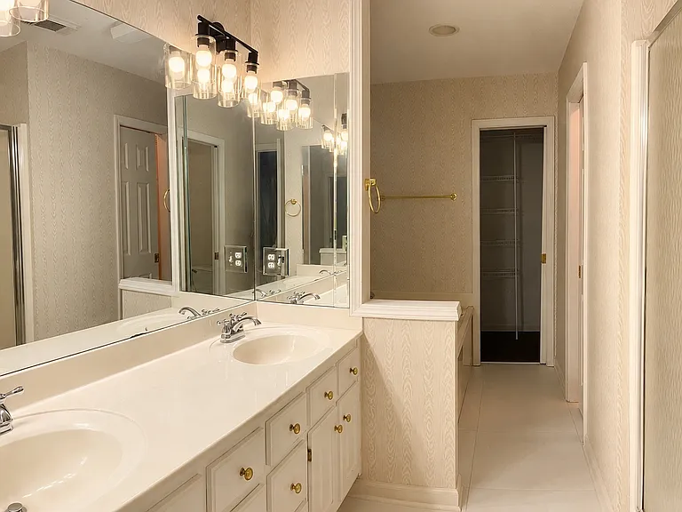 2101 Fox Ridge Rd — Photo 5