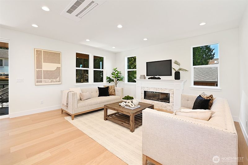 3rd image of 3111 W Mansell Street