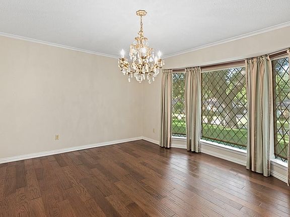 3rd image of 1307 Woodvine Dr