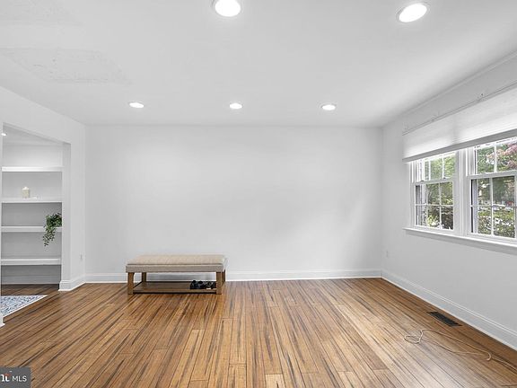4th image of 1424 Foxwood Ct