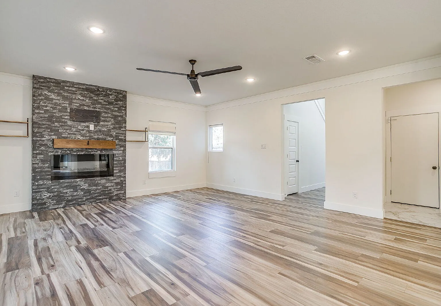 3 bed, 2.5 bath, 2000 sqft, $2,600 — Photo 4