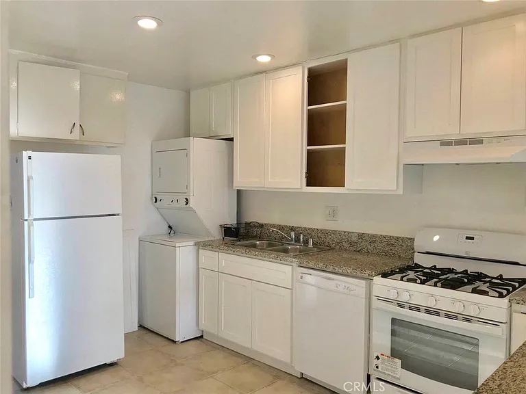 2300 Oak St — Photo 6