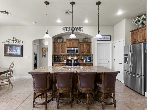 1812 Wandering Trail, Pleasanton, TX 78064