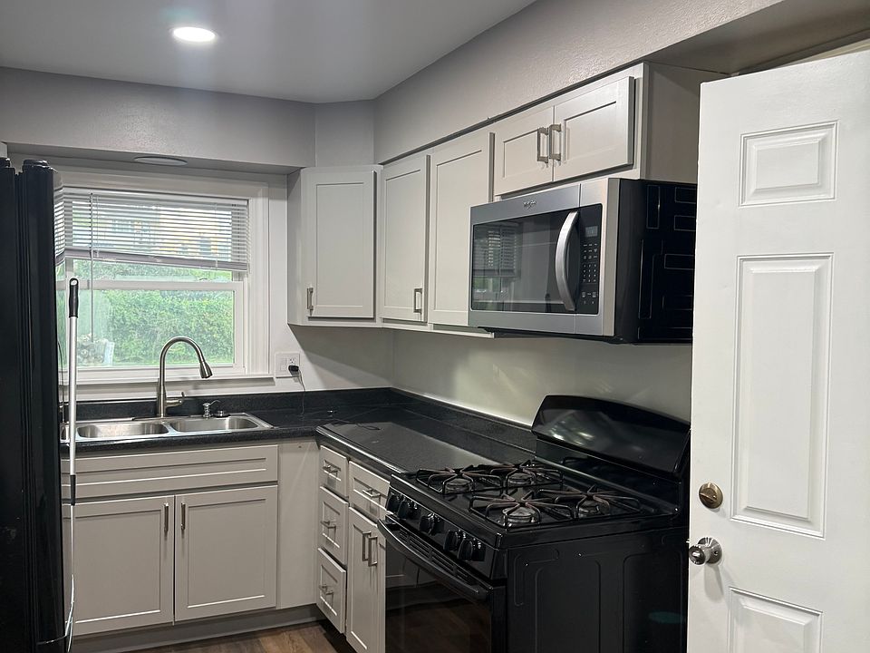 1st image of 54 Woodlawn Dr