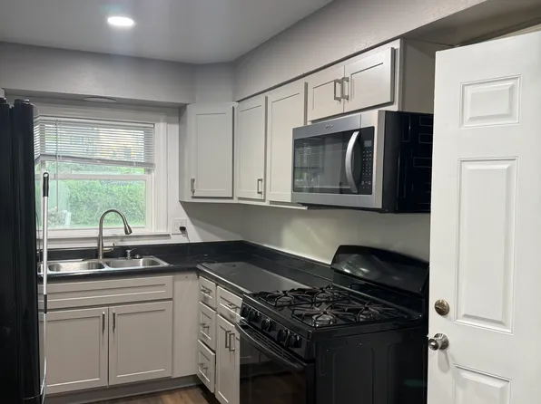 54 Woodlawn Dr, Saint Charles, MO 63301