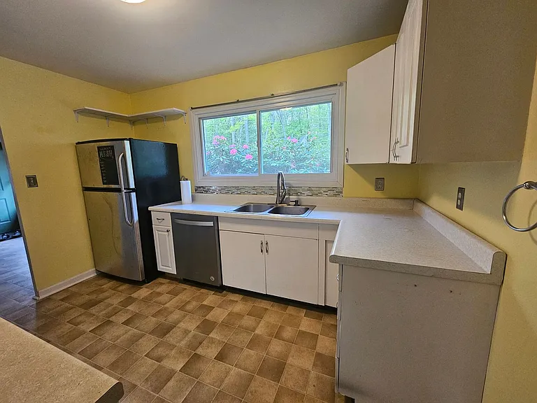 491 Westgate Dr — Photo 7