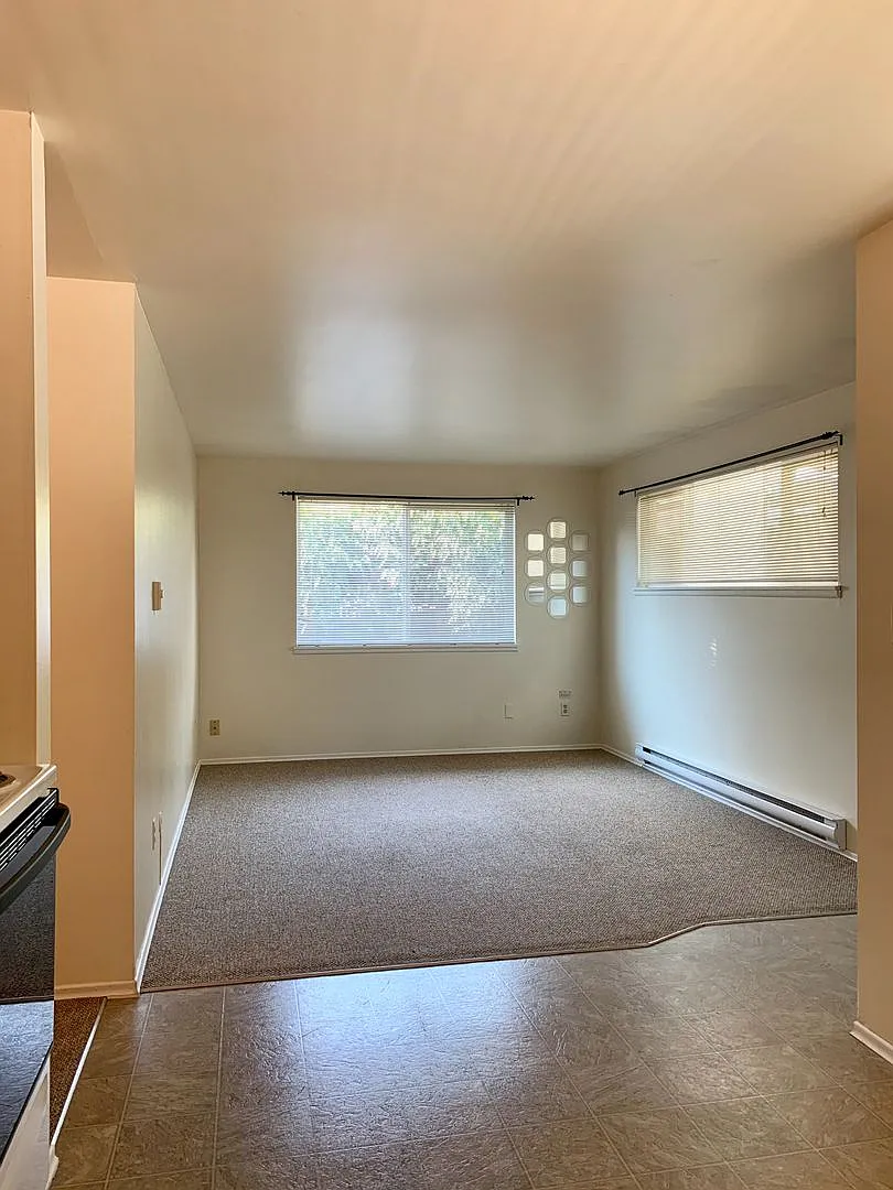 633 W Emerson Street — Photo 3