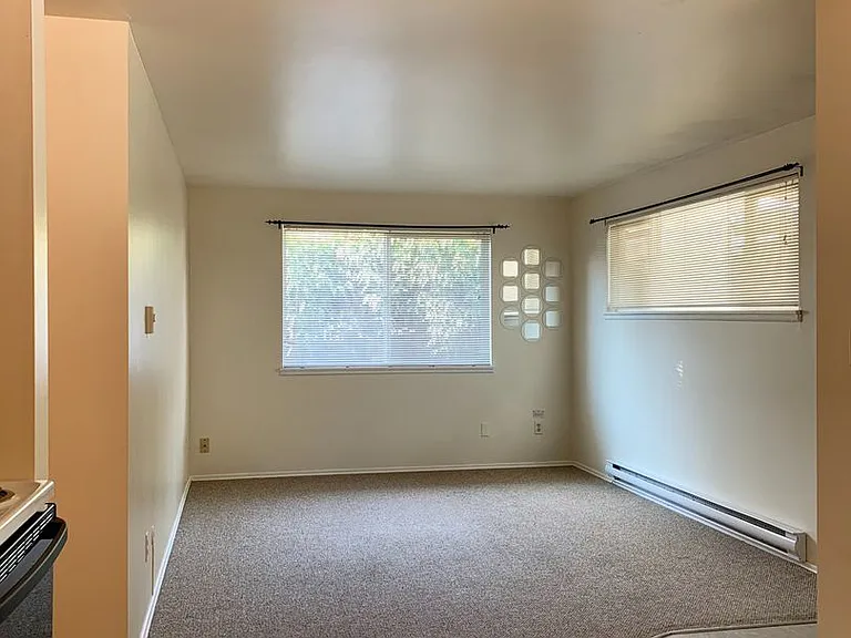 633 W Emerson Street — Photo 3