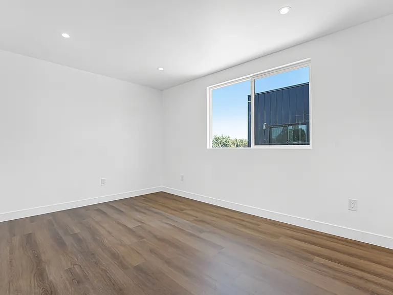 356 1/2 N Chicago St — Photo 11