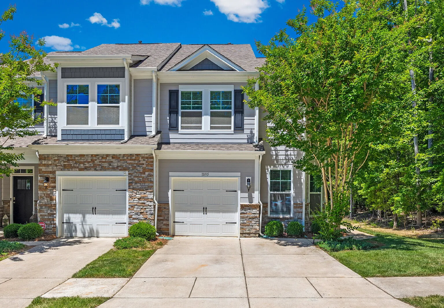 3 bed, 2.5 bath, 1901 sqft, $2,350 — Photo 1