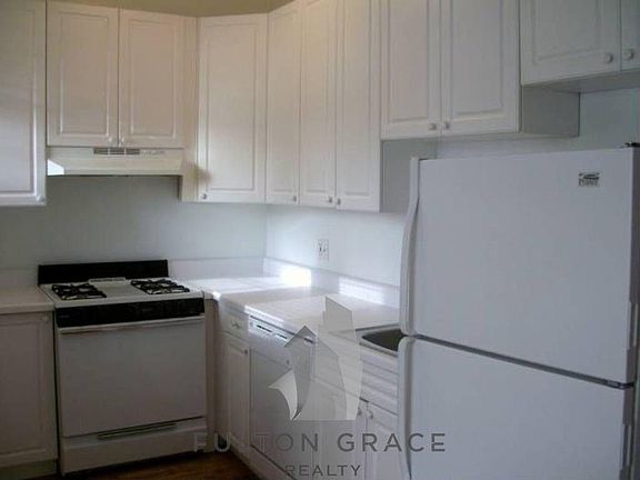 4th image of 629 W Cornelia Ave #2S5