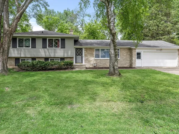 814 Fieldcrest Dr, Neenah, WI 54956