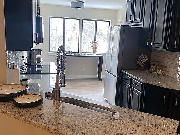 3rd image of 3800 Rosemont Blvd #103G
