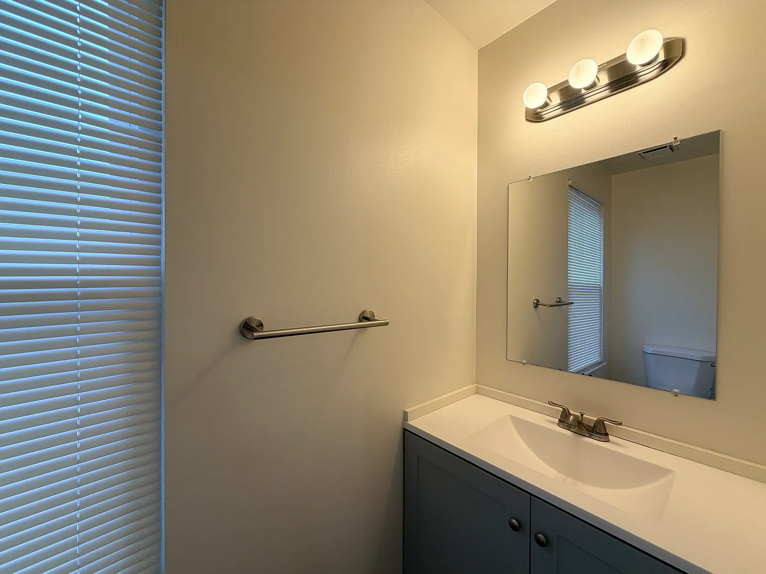 Beautiful End-Unit Townhome in Columbia! — Photo 1
