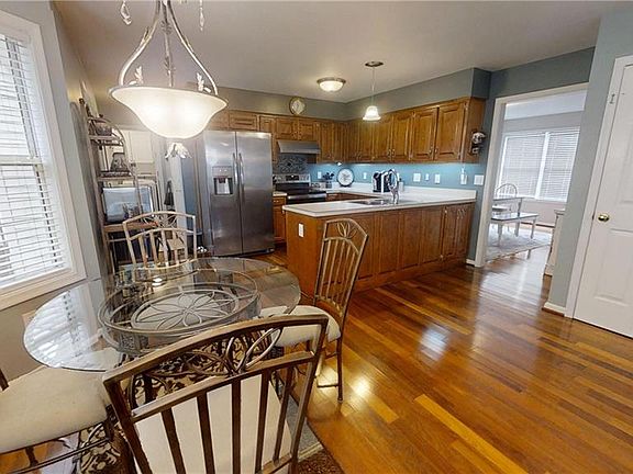 4th image of 723 Colonial Ave