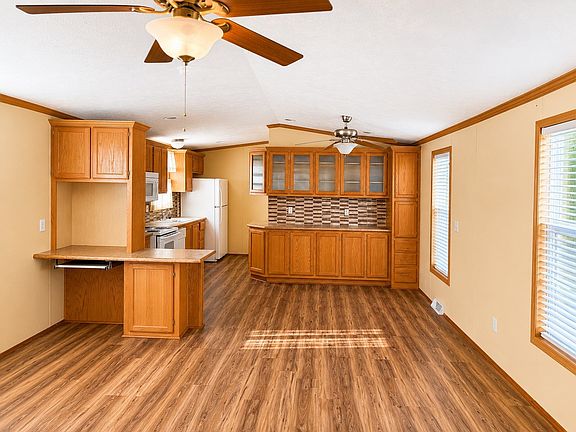 2nd image of 818 Peach Tree St