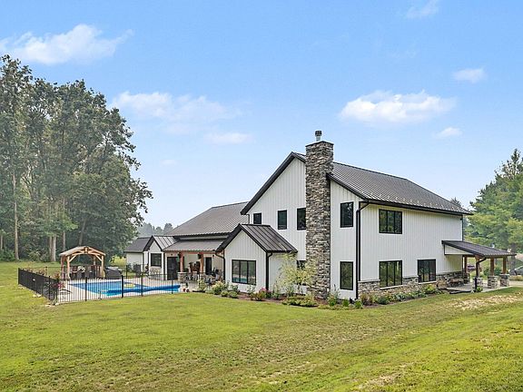3rd image of 66155 Evergreen Ct