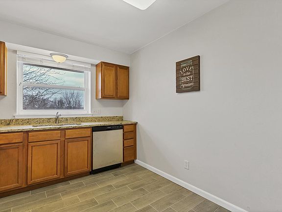 3rd image of 1982 Greenpoint Dr APT 301