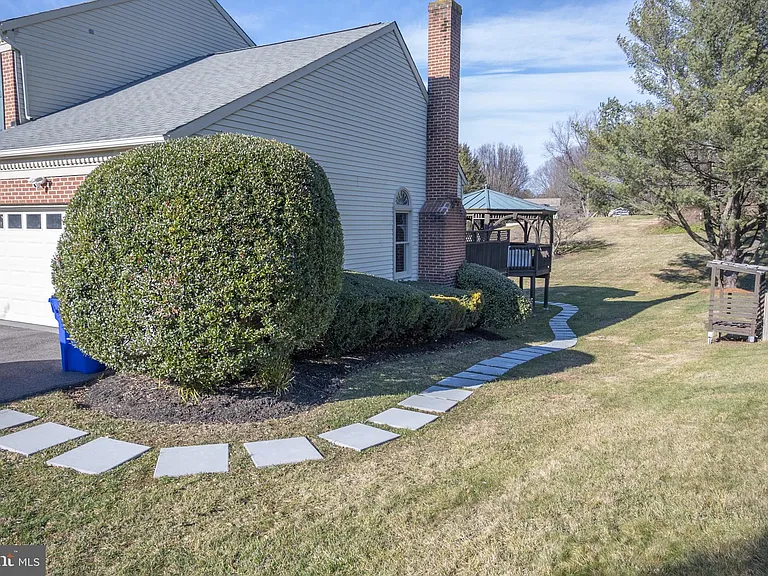 2104 Steuben Way — Photo 6