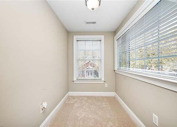 2nd image of 204 Lakeview Cv