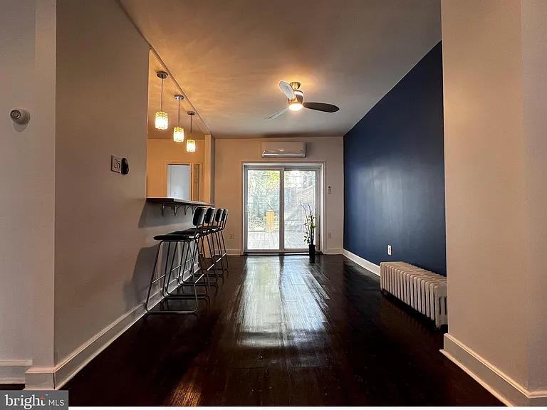 248 E Queen Ln — Photo 8