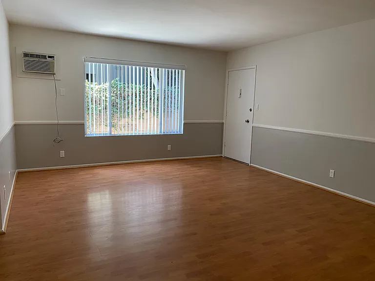 15204 Dickens St — Photo 6