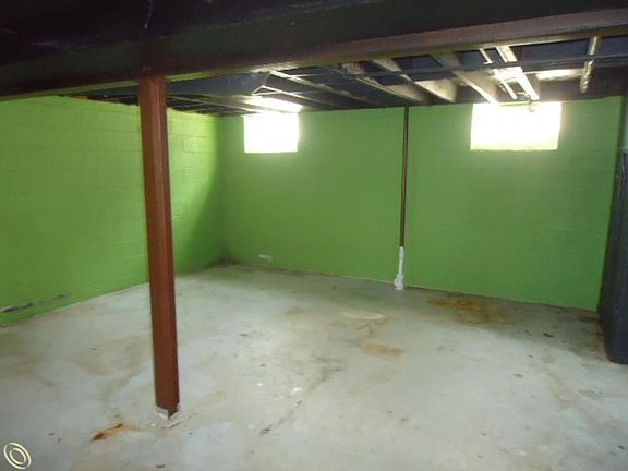 4th image of 6039 Grandville Ave