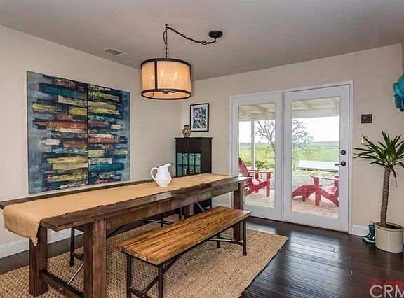 Lovely dining area next to the kitchen and the back patio.