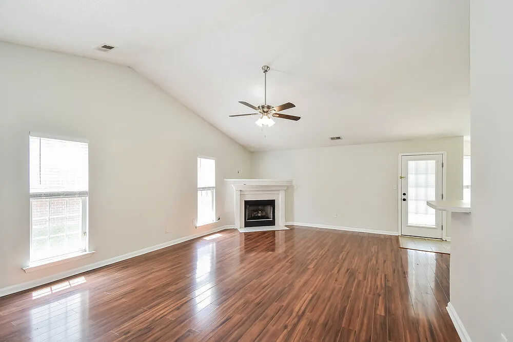 3 bed, 2.0 bath, 1700 sqft, $3,410 — Photo 4
