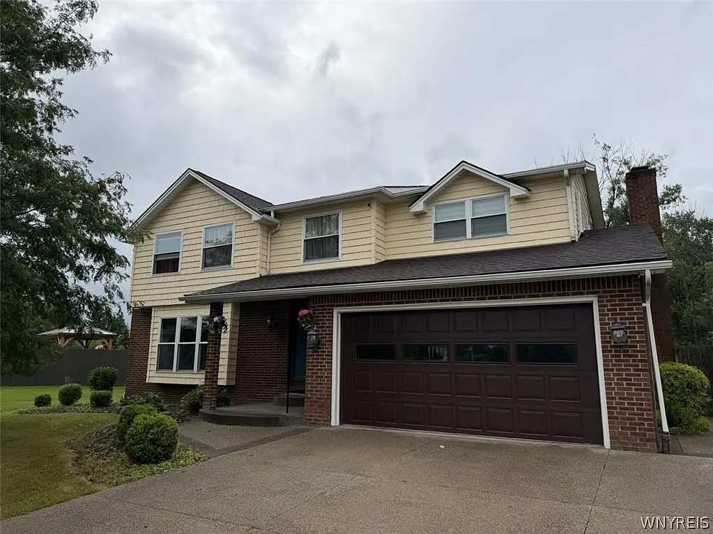 4 bed, 2.5 bath, 2468 sqft, $3,000 — Photo 1