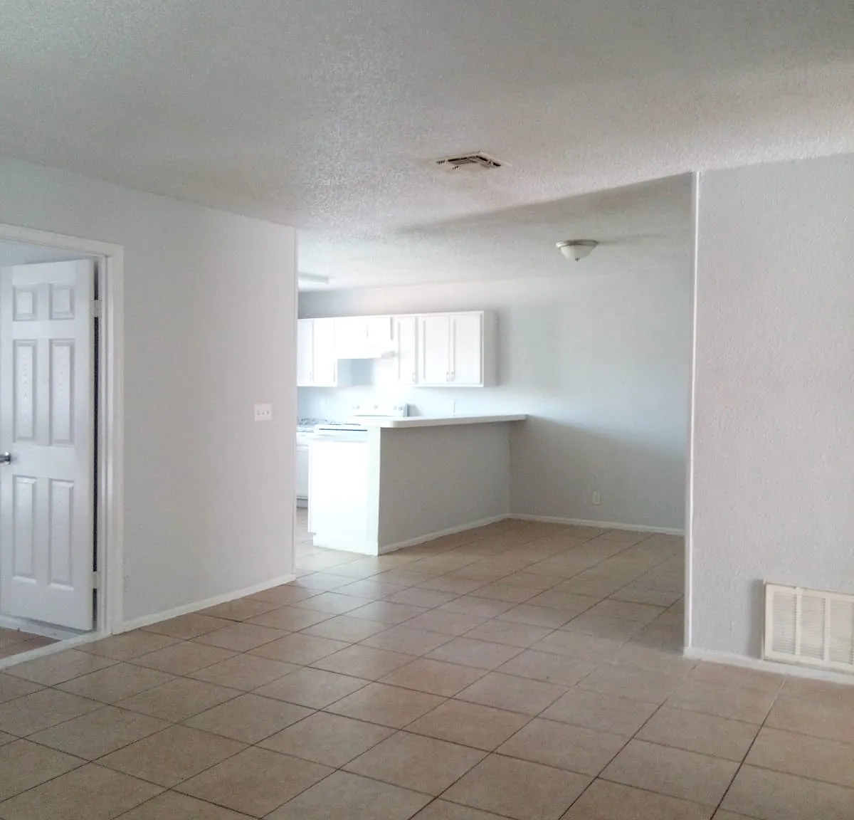 3 bed, 1008 sqft, $999 — Photo 2