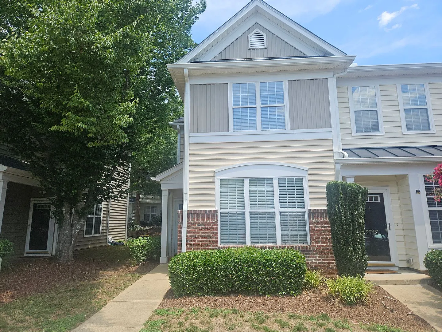 Charming 2br/2.5ba in Delta Lake, end unit townhome! Available now! — Photo 2