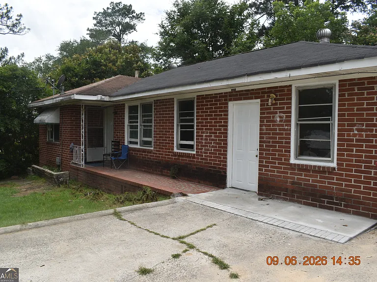 1387 Dewey St — Photo 1