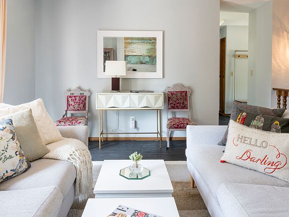 Light-filled living room 
