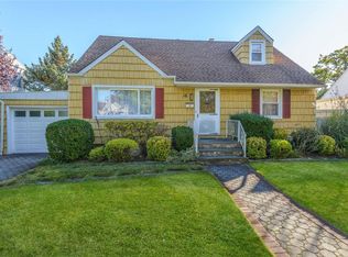 18 Hilltop Pl, Albertson, NY 11507