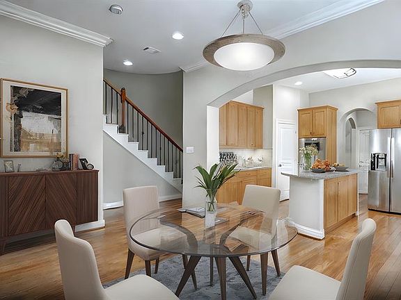 3rd image of 10 Versante Court